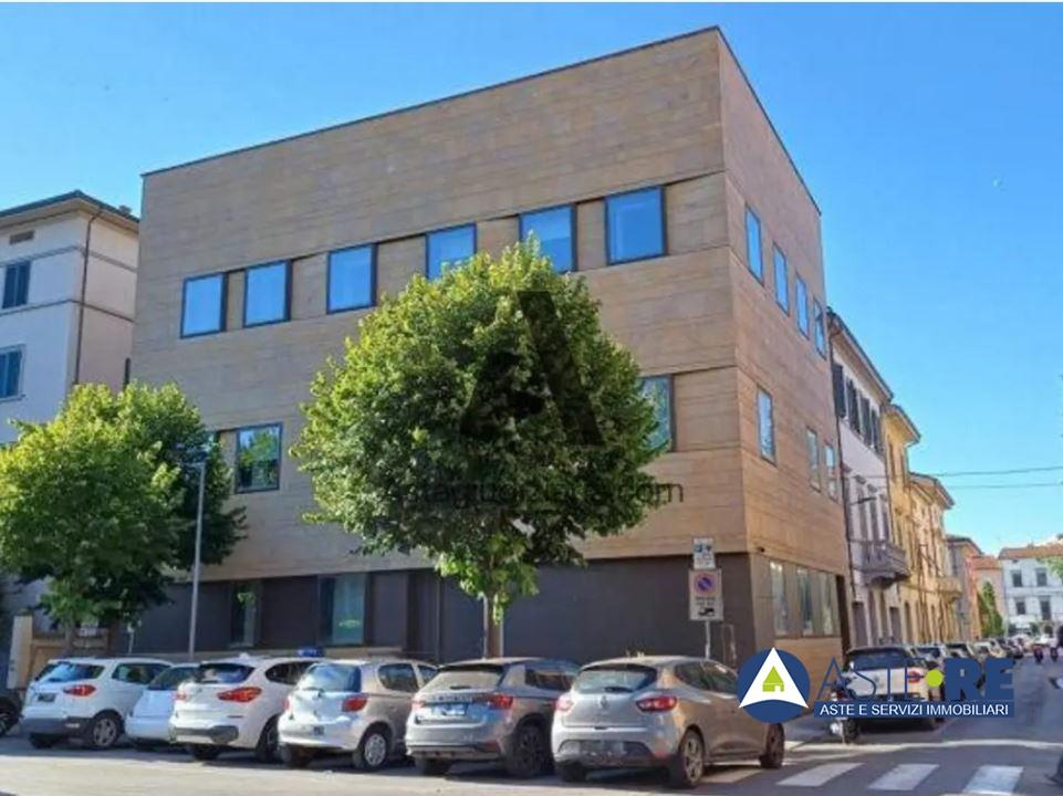 locale commerciale in vendita a Pontedera