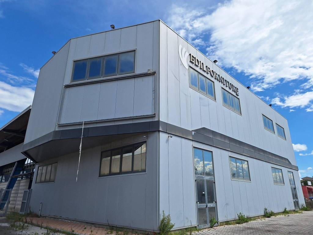 locale commerciale in vendita a Pontedera