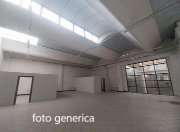 locale commerciale in vendita a Pontedera