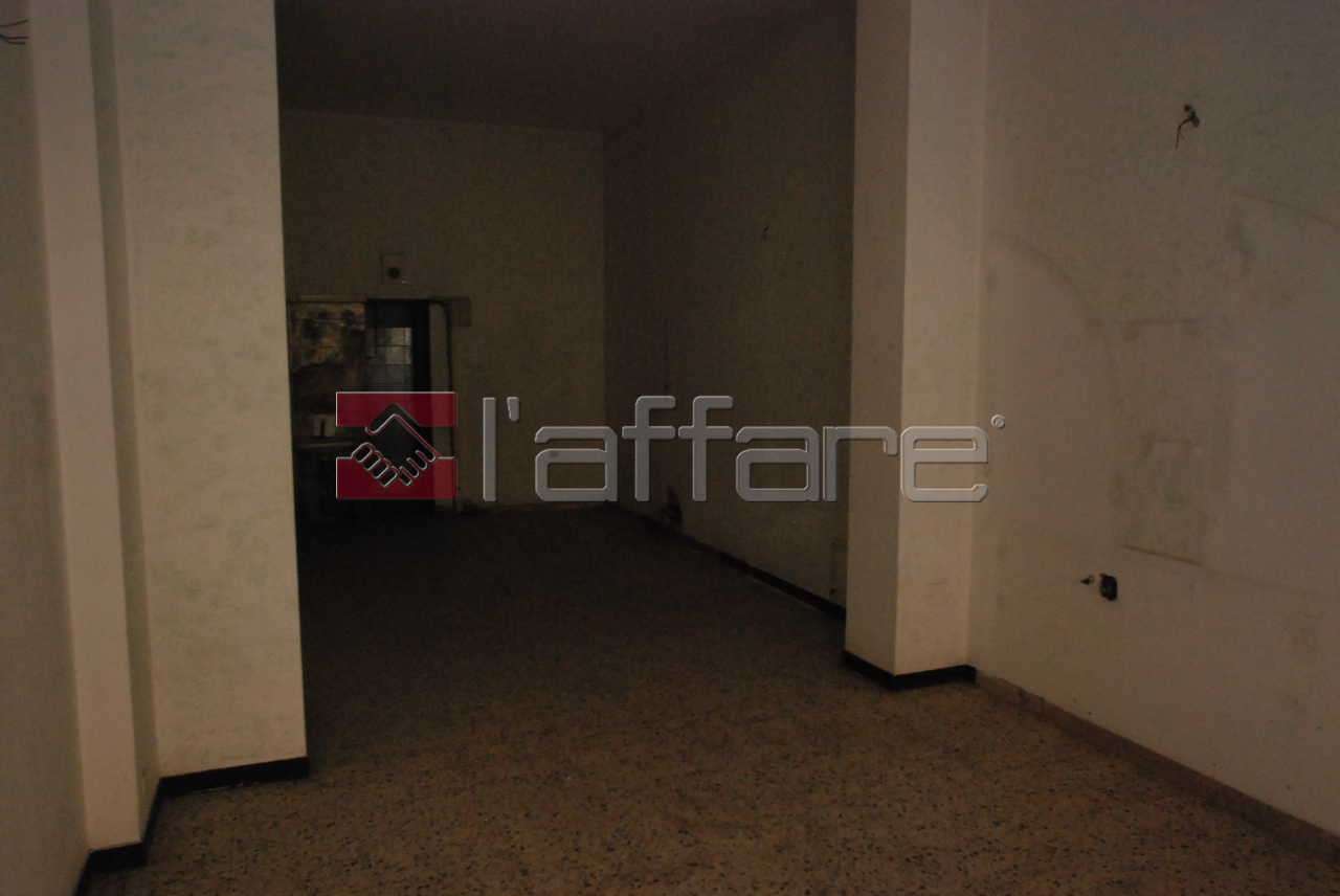 locale commerciale in vendita a Pontedera