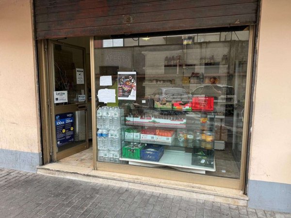 locale commerciale in vendita a Pontedera