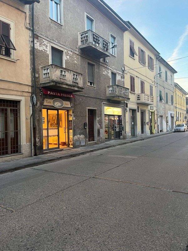 locale commerciale in vendita a Pontedera