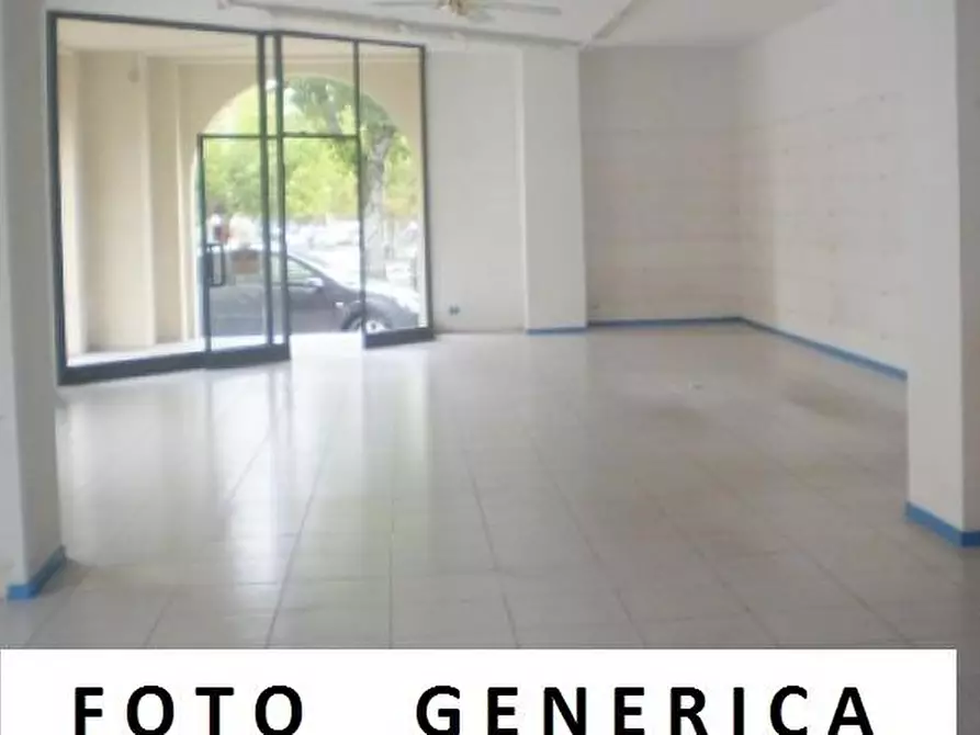 locale commerciale in vendita a Pontedera