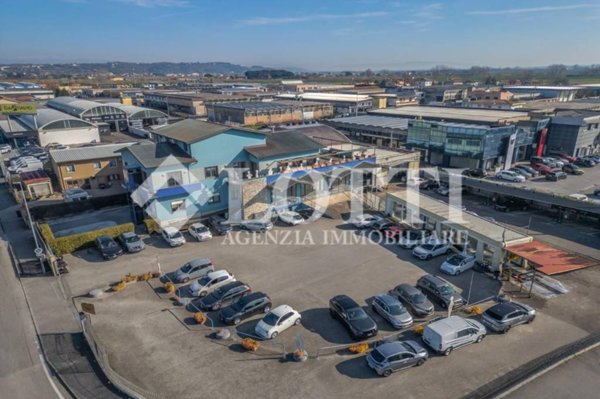 locale commerciale in vendita a Pontedera
