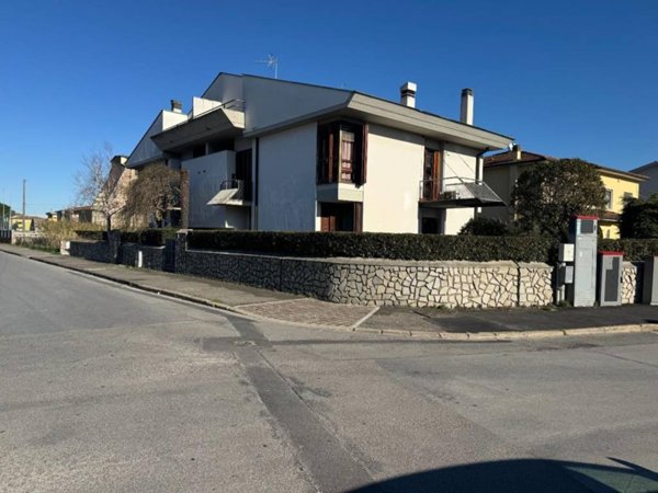 casa indipendente in vendita a Pontedera
