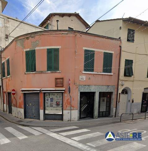 locale commerciale in vendita a Pontedera