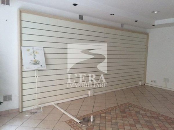 locale commerciale in vendita a Pontedera