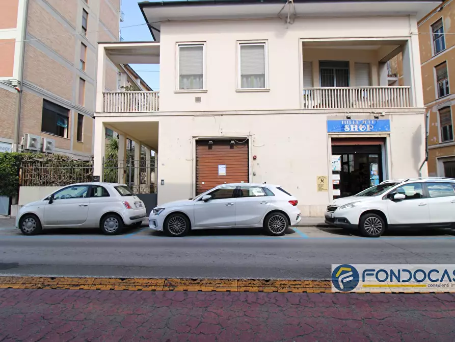 locale commerciale in vendita a Pontedera