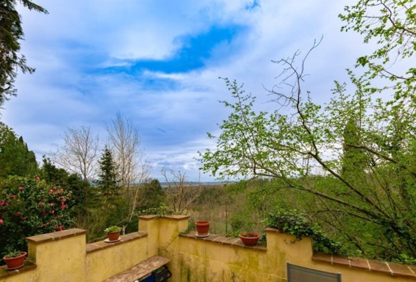 intera palazzina in vendita a Pontedera in zona Montecastello