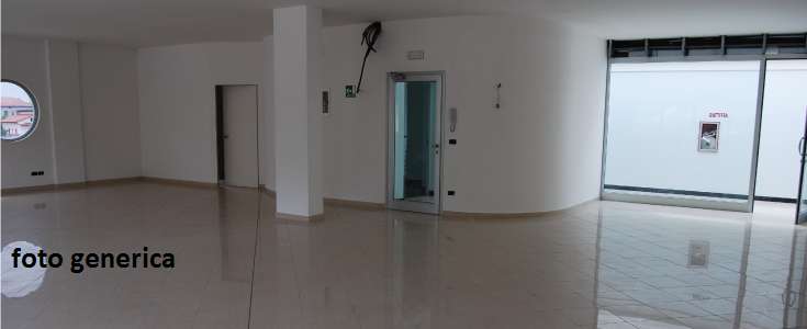 locale commerciale in vendita a Pontedera in zona Santa Lucia
