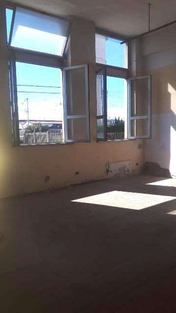 locale commerciale in vendita a Pontedera