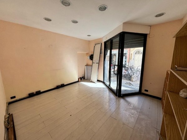 negozio in vendita a Pontedera