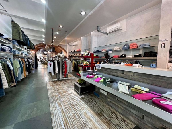 locale commerciale in vendita a Pontedera