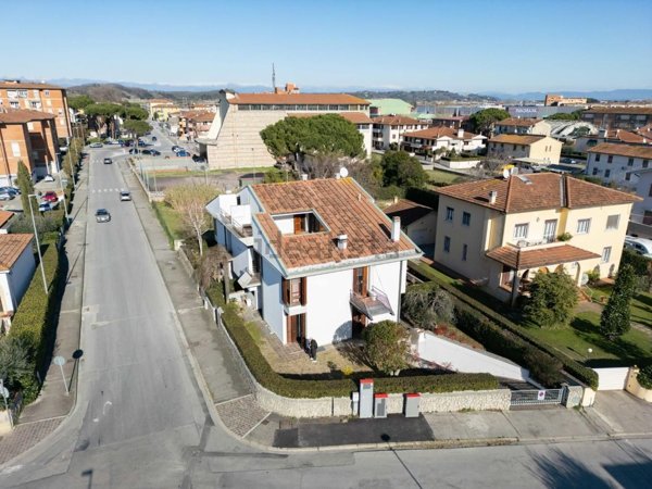 casa indipendente in vendita a Pontedera