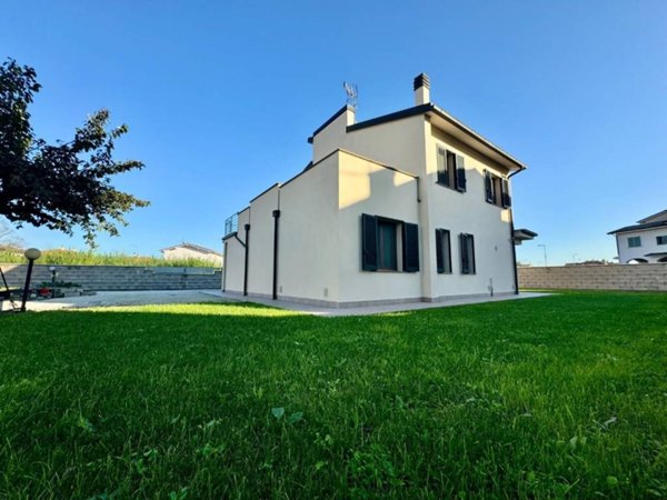 casa indipendente in vendita a Pontedera in zona Santa Lucia