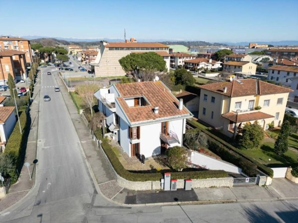 casa indipendente in vendita a Pontedera