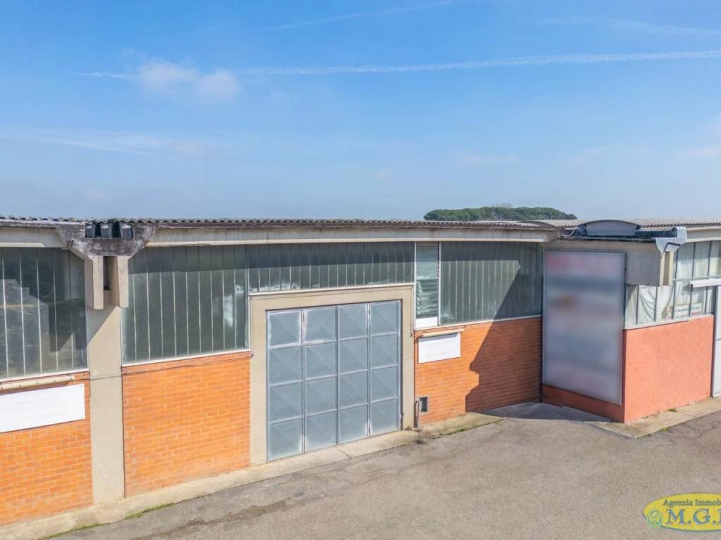 locale commerciale in vendita a Pontedera