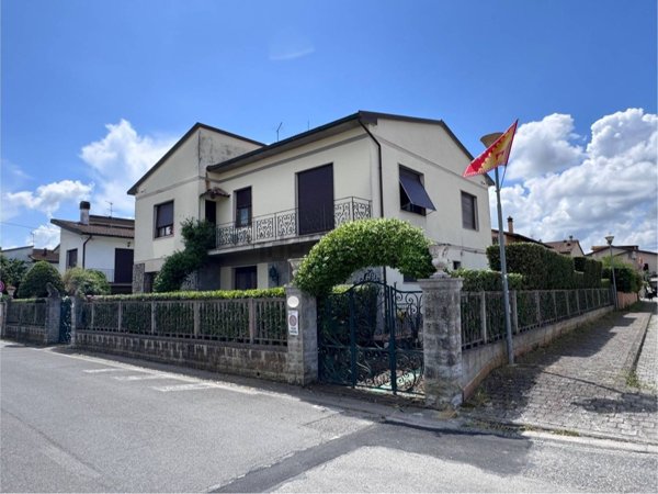 casa indipendente in vendita a Pontedera