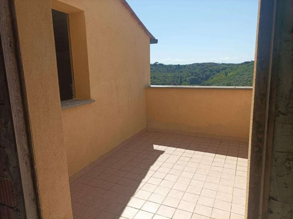 intera palazzina in vendita a Pontedera in zona Santa Lucia