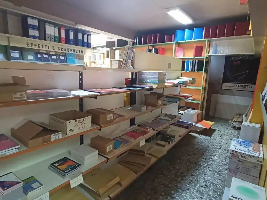 locale commerciale in vendita a Pontedera
