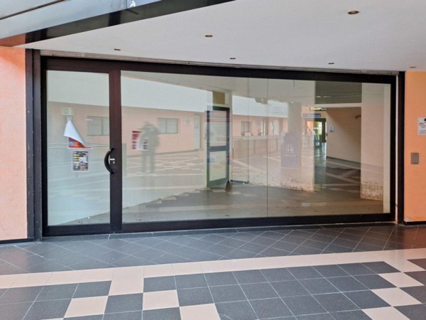 negozio in vendita a Pontedera