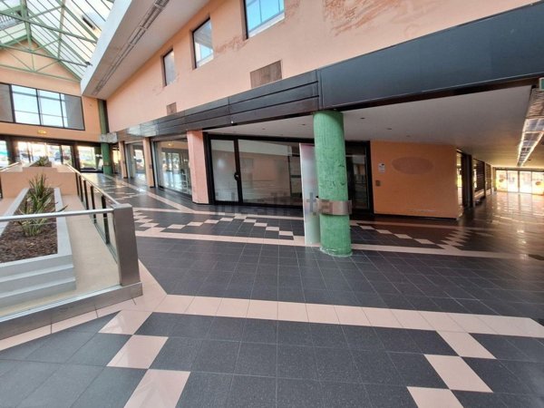 negozio in vendita a Pontedera