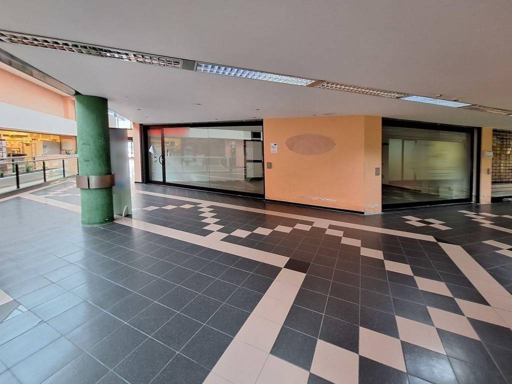 negozio in vendita a Pontedera
