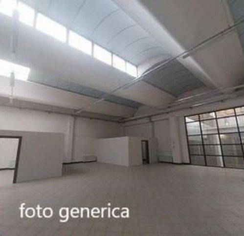negozio in vendita a Pontedera