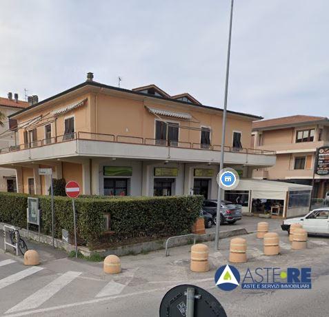 locale commerciale in vendita a Pontedera