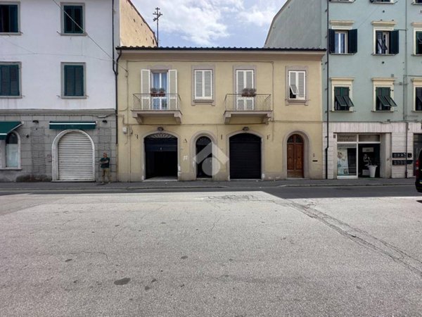 negozio in vendita a Pontedera