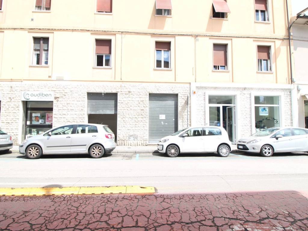 negozio in vendita a Pontedera
