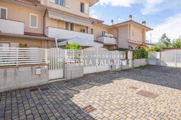 casa indipendente in vendita a Pontedera in zona Pardossi
