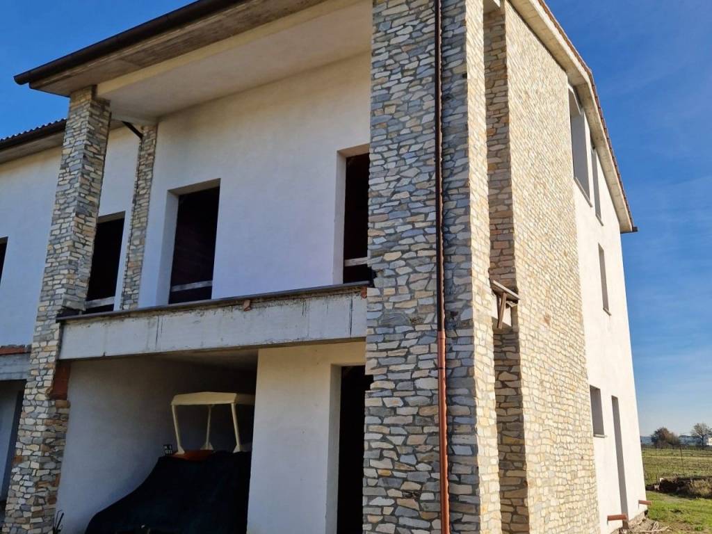 casa indipendente in vendita a Pontedera in zona Pardossi