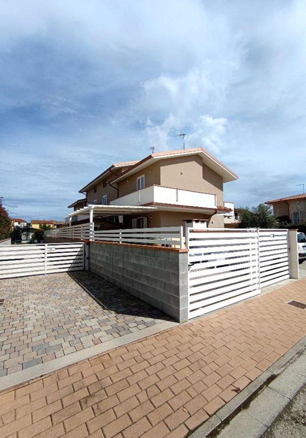 casa indipendente in vendita a Pontedera in zona Pardossi