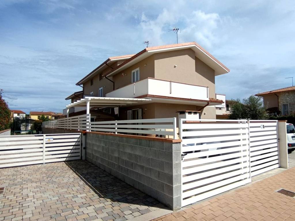 casa indipendente in vendita a Pontedera in zona Pardossi