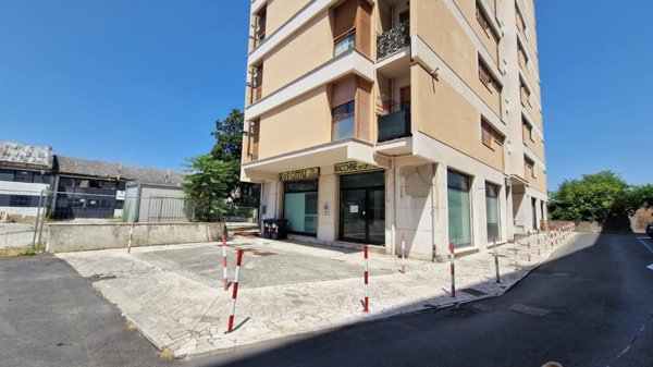 locale commerciale in vendita a Pontedera