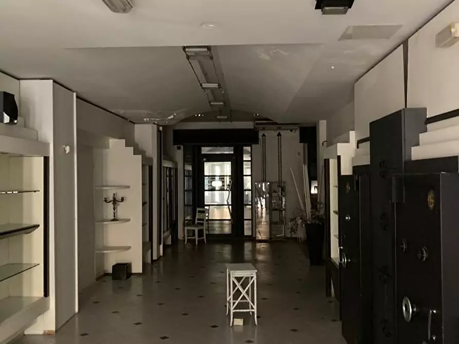 locale commerciale in vendita a Pontedera