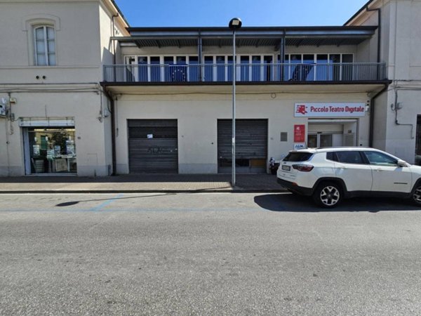 locale commerciale in vendita a Pontedera