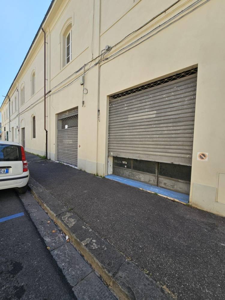 locale commerciale in vendita a Pontedera