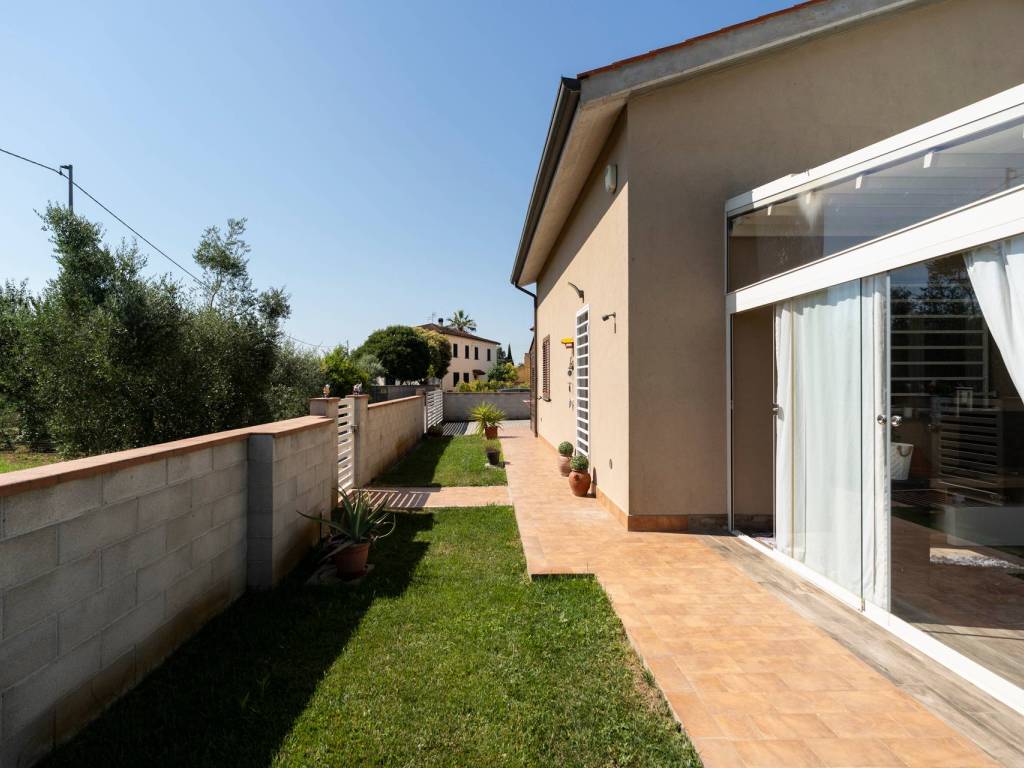 casa indipendente in vendita a Pontedera in zona Santa Lucia
