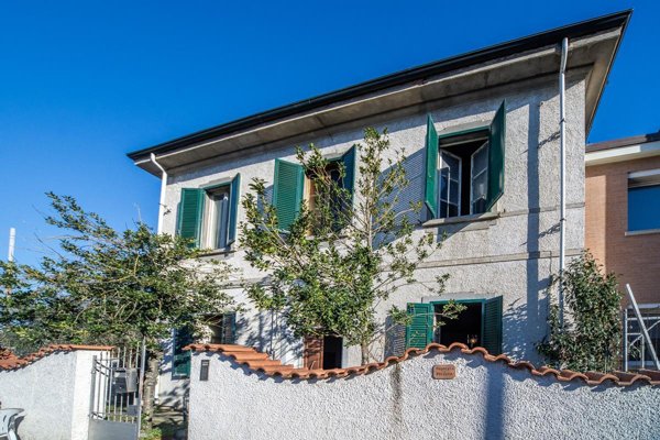 casa indipendente in vendita a Pontedera