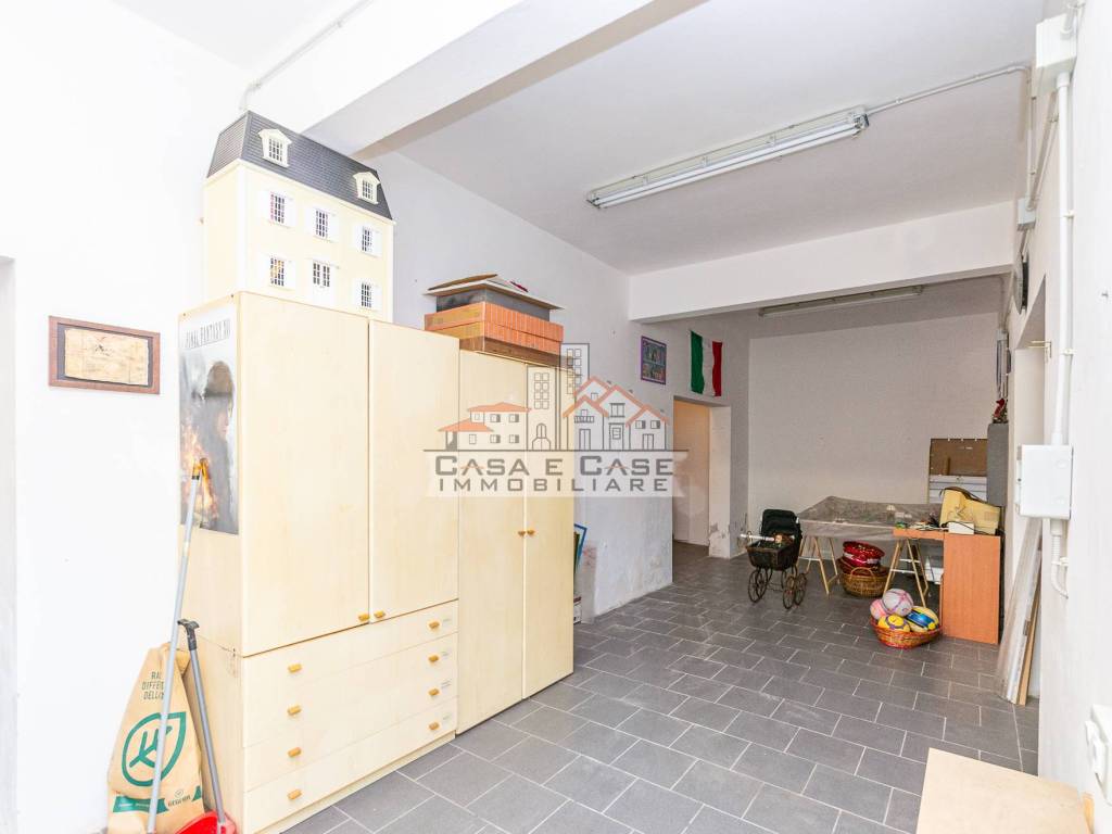 locale di sgombero in vendita a Pontedera