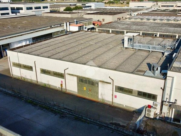 locale commerciale in vendita a Pontedera in zona Pardossi