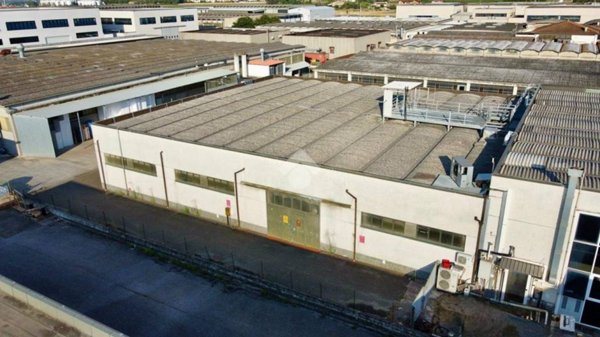 locale commerciale in vendita a Pontedera