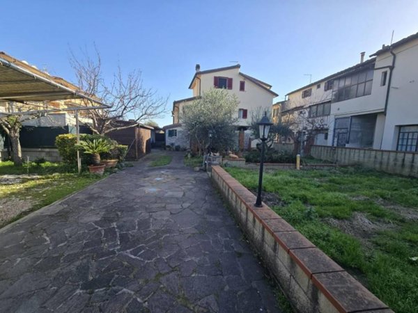 casa indipendente in vendita a Pontedera in zona Pardossi
