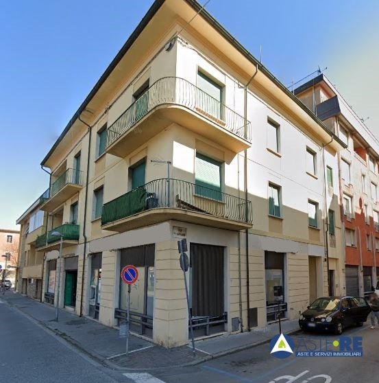 locale commerciale in vendita a Pontedera