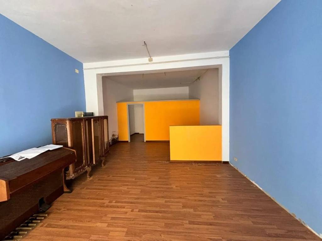 negozio in vendita a Pontedera
