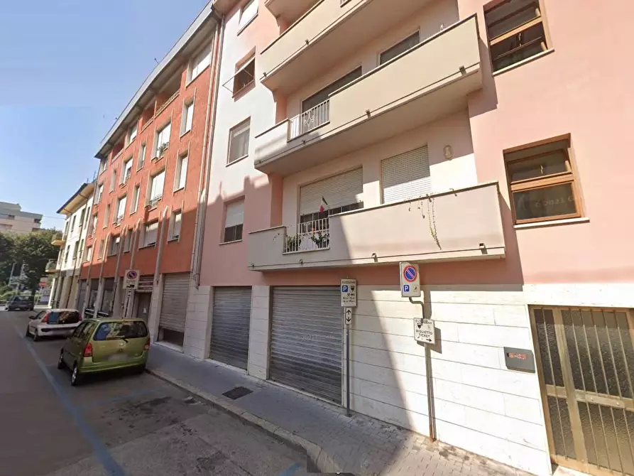 negozio in vendita a Pontedera
