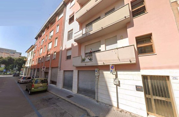 negozio in vendita a Pontedera
