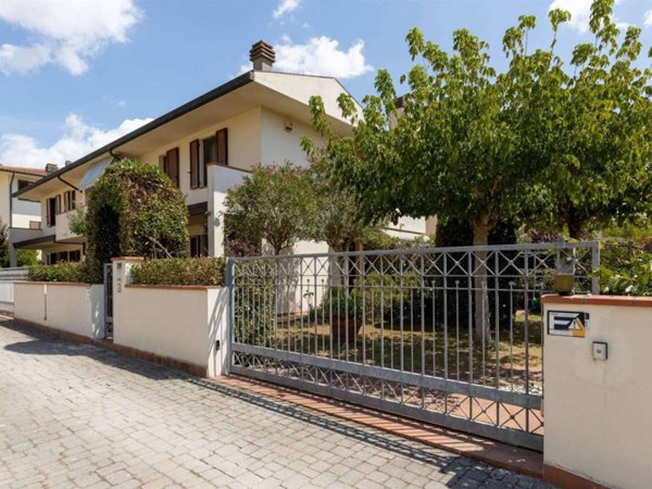 casa indipendente in vendita a Pontedera